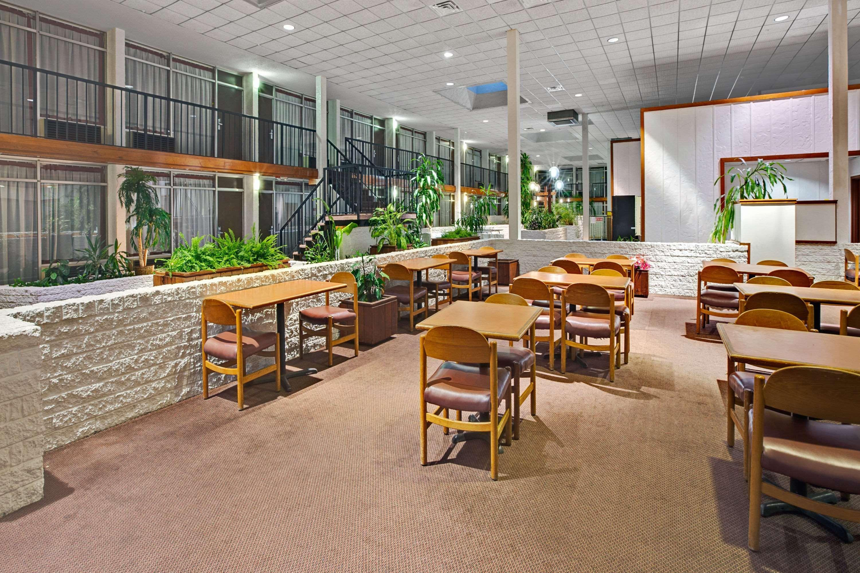 Super 8 By Wyndham Norman Hotell Exteriör bild