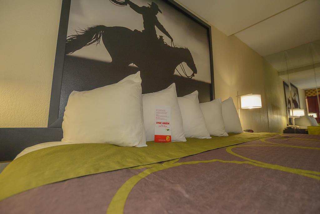 Super 8 By Wyndham Norman Hotell Exteriör bild