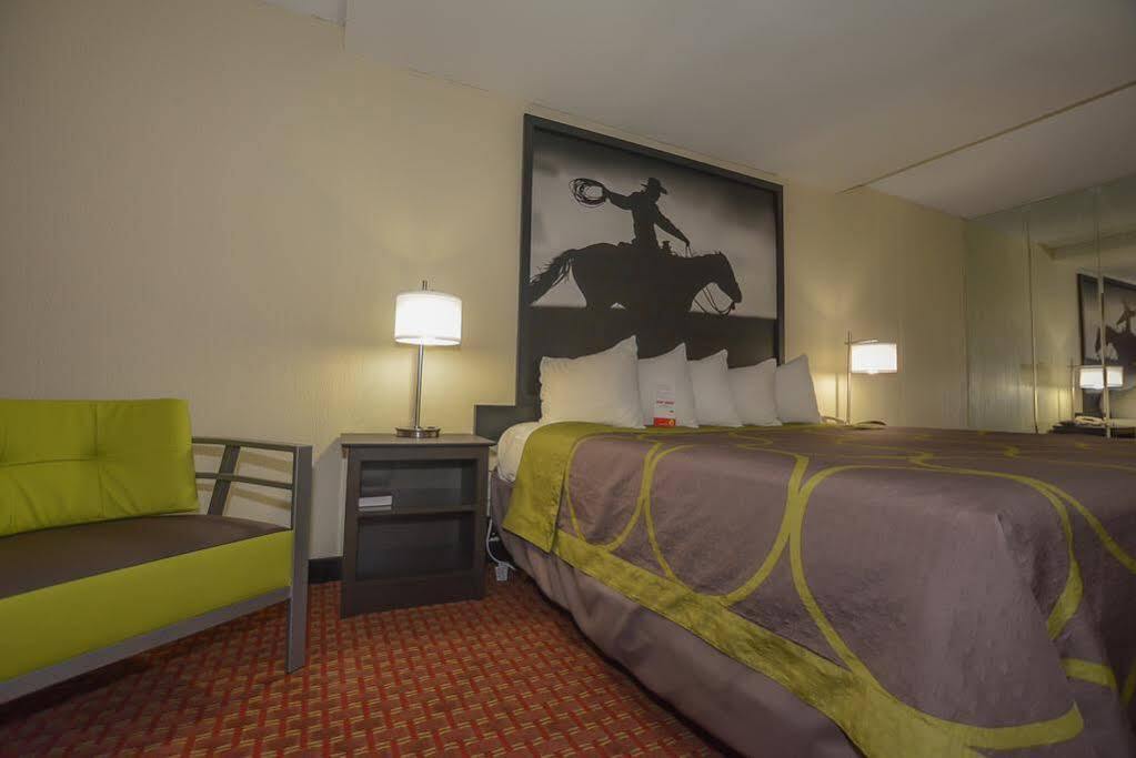 Super 8 By Wyndham Norman Hotell Exteriör bild